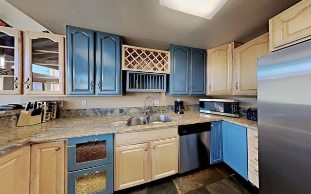 Large Upgraded 4 Bedroom Condo in Mammoth! Easy access To Hot Tubs, Pool, Sauna by RedAwning