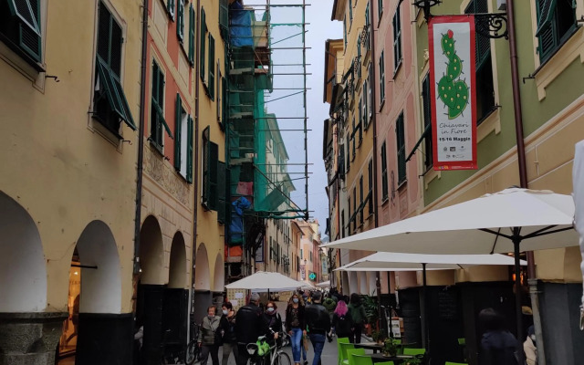 Vista sul carruggio, centro storico di Chiavari