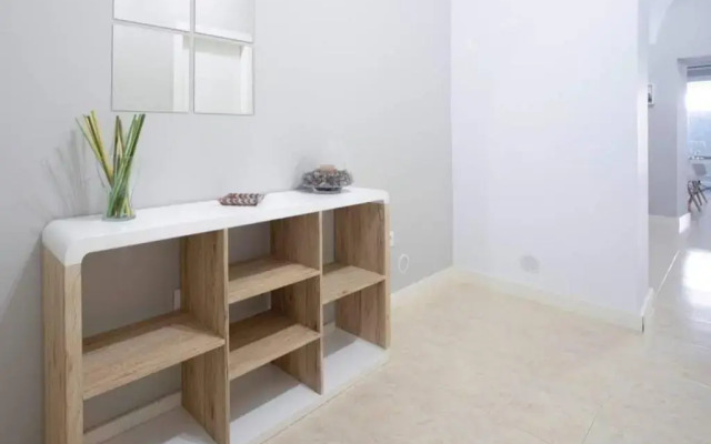 Domus Deorum- a 200 m del Teatro Romano