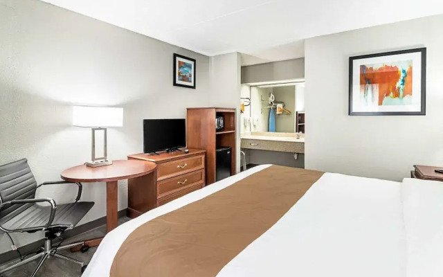 Farragut Inn & Suites