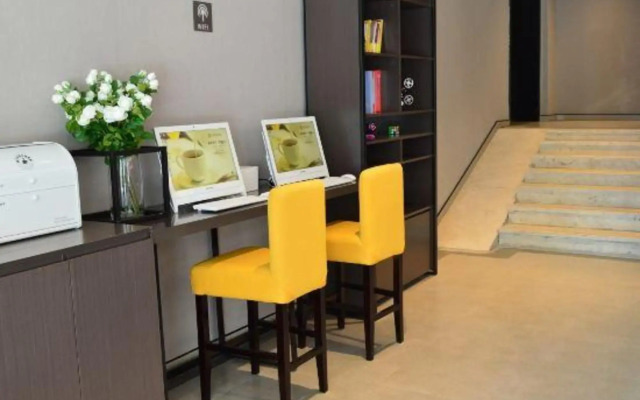 Ease Hotel (Shenyang University of Aeronautics and Astronautics Metro Station)