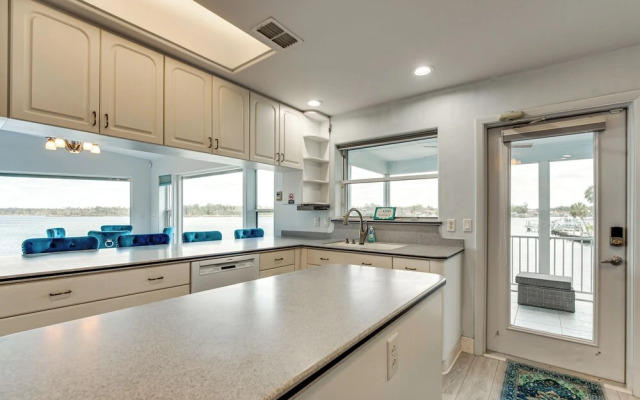 Waterfront Gem: Crystal River Family Home