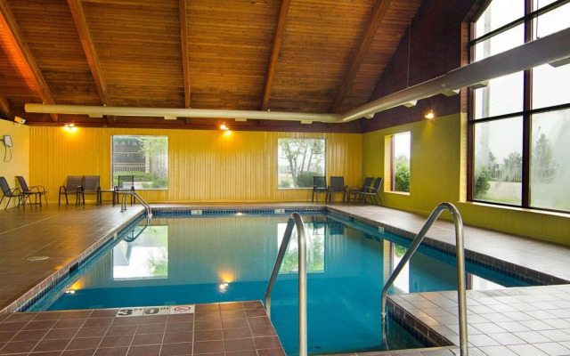 Super 8 by Wyndham Sturtevant/Racine