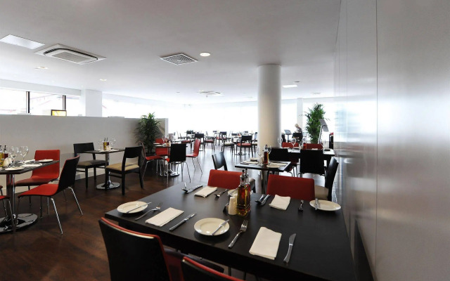 Holiday Inn London - Luton Airport by IHG