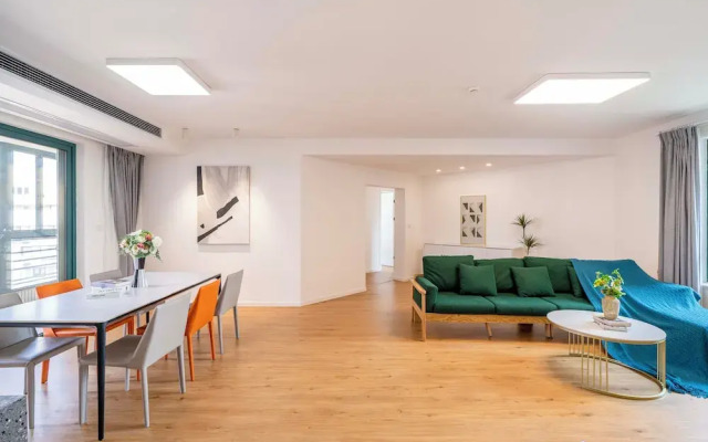 Tyms 4BR 2BA Apt Novel Garden