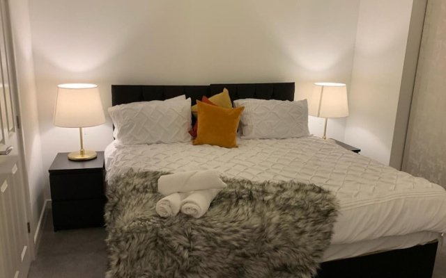 House- Sleeps 6 & Free Parking