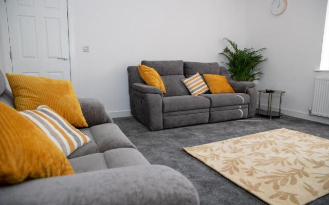 Fantastic Large House with Private Parking