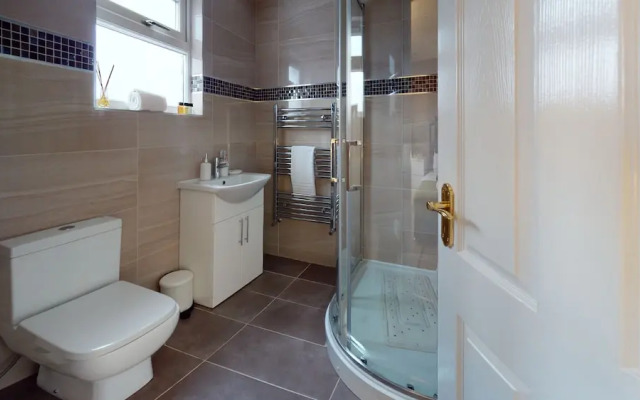 Charming 5-bed House in Romford