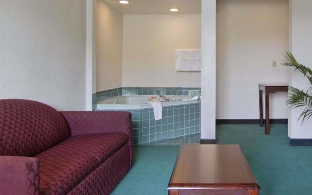 Days Inn by Wyndham Roanoke Civic Center