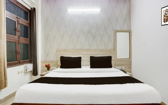 OYO 16721 Divine Hotel