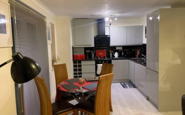 Lovely 2-bed Apartment in Wallasey, Sleeps 4