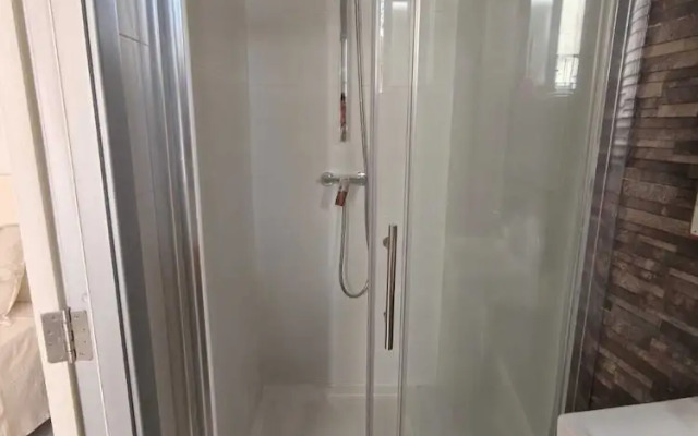 Twin Room with Laundry in Pembroke
