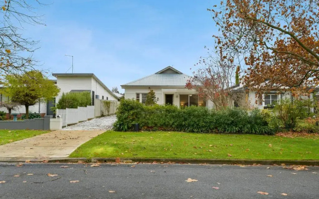 Leafy Lamrock Cosy 3 bedroom home Near CBD