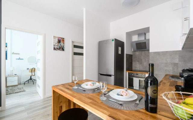 M&R Apartament Airport Konstruktorska 7