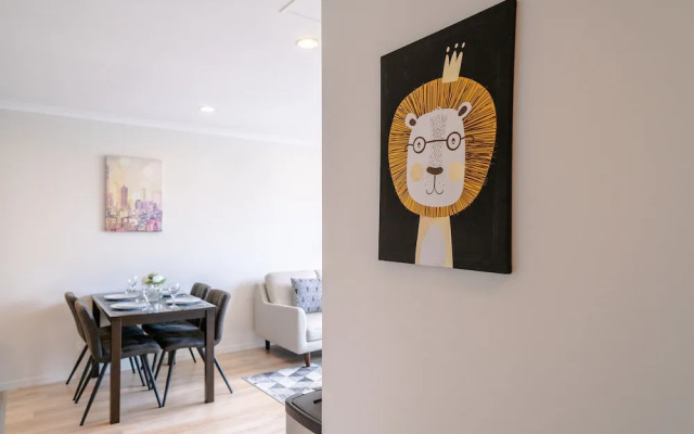 Warm & Cosy Two-Bedroom Apartment in CBD