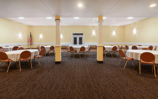 Days Inn by Wyndham Hutchinson