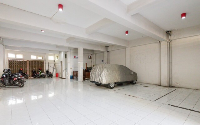 RedDoorz near Taman Flora Bratang Surabaya