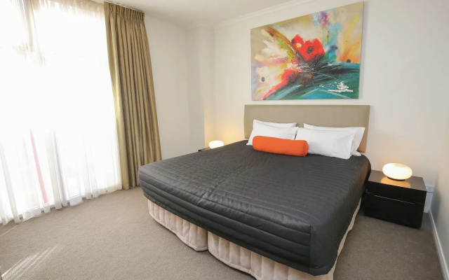 Indulge Apartments - Ontario
