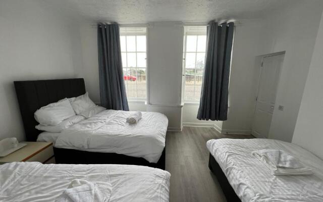 Spacious Flat with River View, 1A