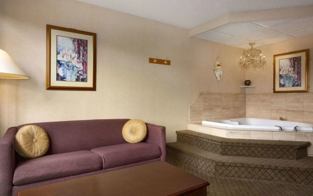 HomeTowne Studios by Red Roof & Conference Center Cortland