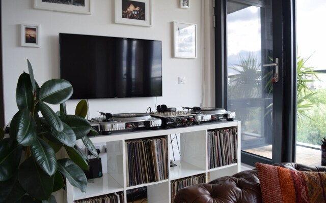 Stylish Flat With A Balcony Over Canal In Bethnal Green