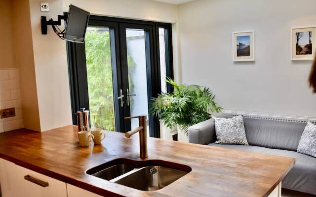 Newly Renovated 2 Bedroom Georgian House in Fairview