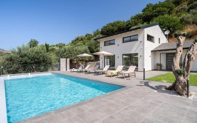 3 Bedroom Modern Villa, Pool, Savoca, East Sicily