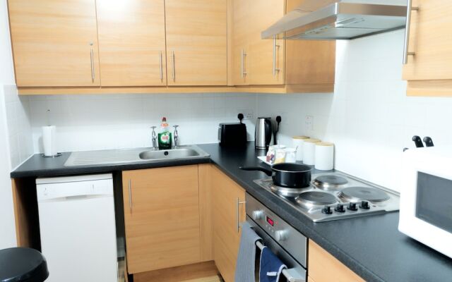 Central Apartment With Free Parking - By Doze