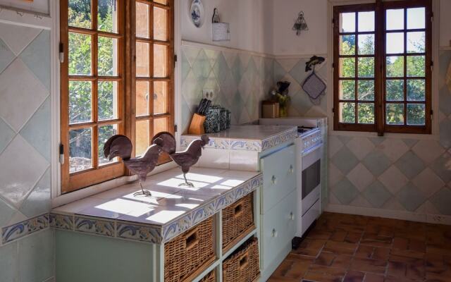 Charming Holiday Home With Deckchairs, Garden, Terrace, BBQ