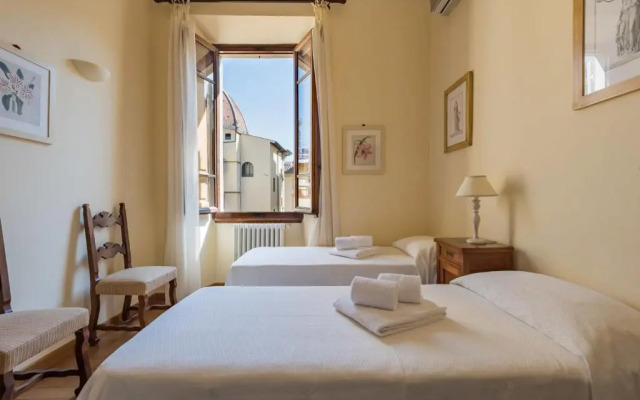 CHARMING 2BED APARTMENT overlooking DUOMO-hosted by Sweetstay