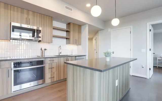 Stylish Apartment Steps from the Metro