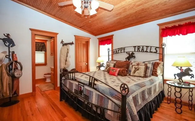 Texana Guesthouse 3 Bedroom Home by Redawning