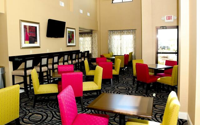 Holiday Inn Express Hotel & Suites Marion Northeast by IHG