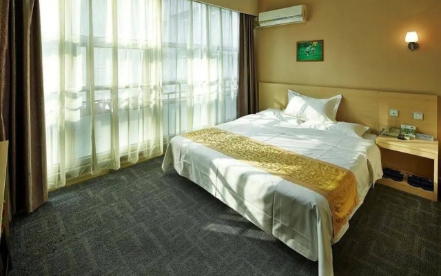 Super 8 Hotel Jinan Railway Station Square