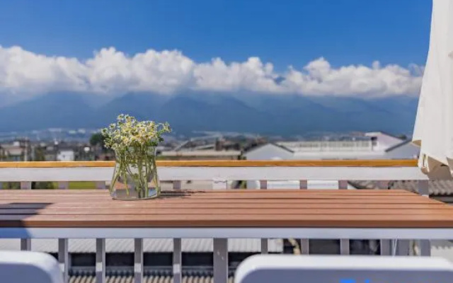Lawn | Juean Caoping Dujia Garden Homestay (Erhai Longkan Wharf) – Outside – Dali