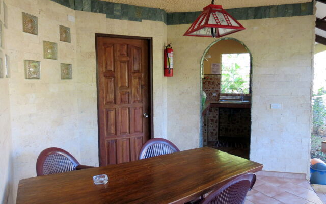 Alonaland Resort Apartelle