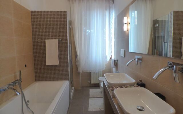 Villa Milano Laghi - Il Giardino Fiorito B&B