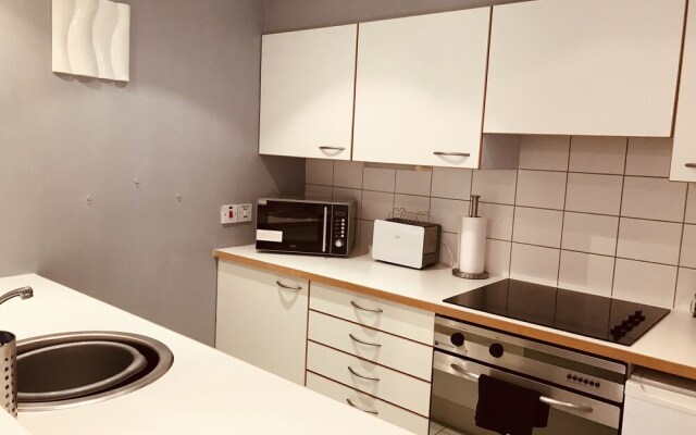 2 Bedroom Luxe Dockland Apartment with Parking