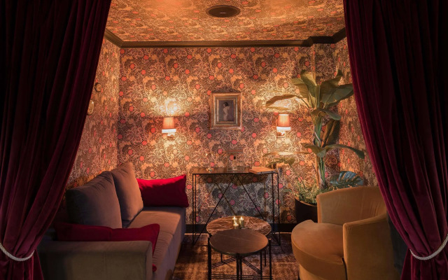 Snob Hotel