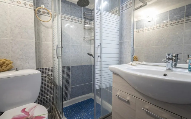 Poseidon Seafront Apartment by Rentalspro