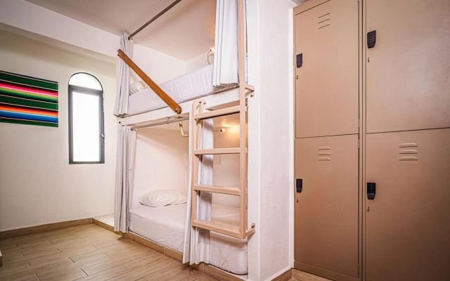 Nomads Party Hotel & Hostel