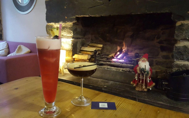 The Cross Foxes- Bar Grill and Rooms