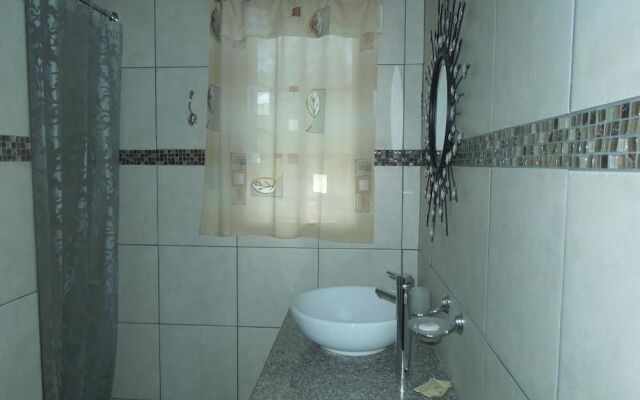 Lilac Lodge-Purple House