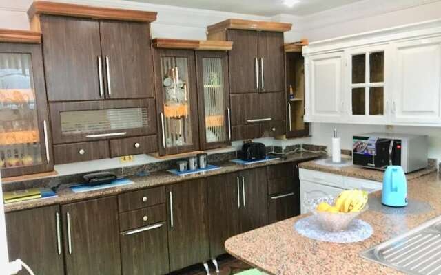 One Bedroom Apartment City Views Local to Airport