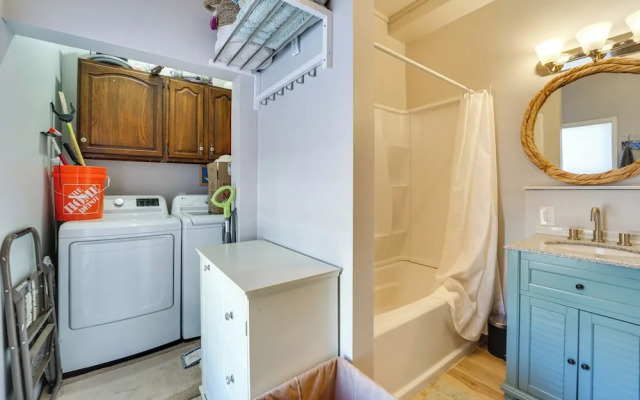 'dolorable' Home w/ Yard - Walk to River!