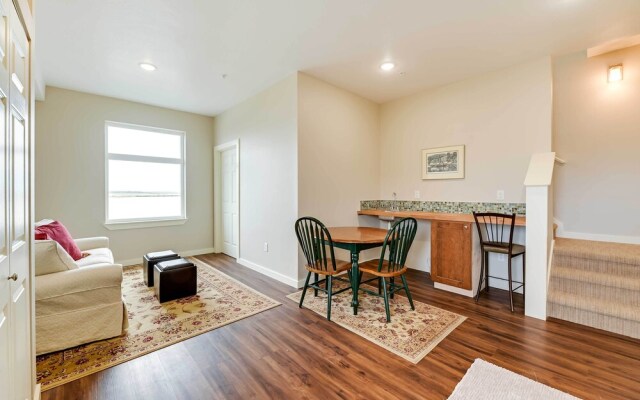 Waterfront Kenai Townhome < 1 Mi to Beach!