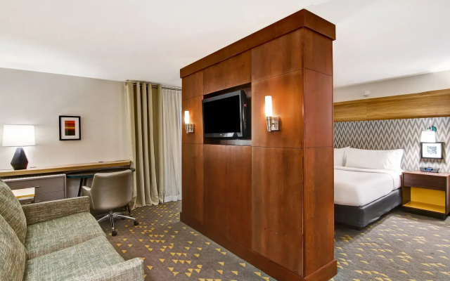 Holiday Inn Oakville Centre by IHG