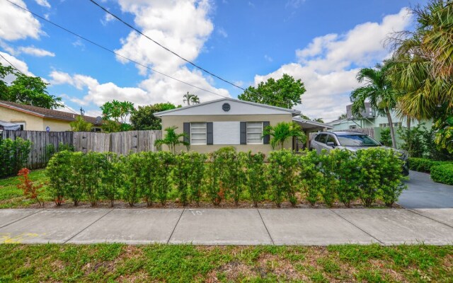 Wonderful 2BR House with Canal Access