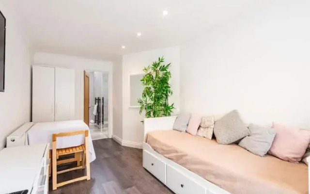 New SLEEP 4 COSY HOME