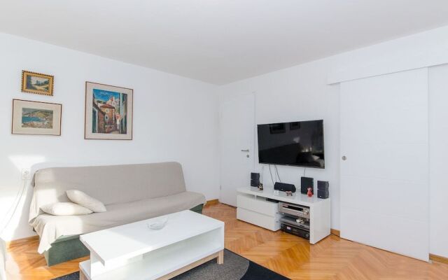 Spacious apartment Neven near center, with two AC units